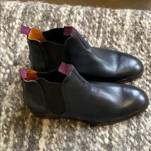 Like new black leather Chelsea boots